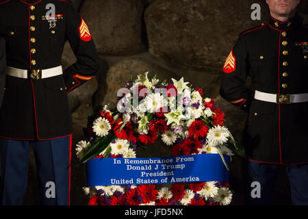 Beteiligen Sie Präsident Donald Trump und First Lady Melania Trump, zusammen mit Mitgliedern der US-Delegation, sich an einer Kranzniederlegung im israelischen Holocaustmuseum, Yad Vashem, Dienstag, 23. Mai 2017, in Jerusalem. (Offizielle White House Photo by Shealah Craighead) Stockfoto