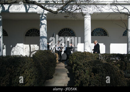 Präsident Donald Trump nimmt in einem Interview mit ABC "World News Tonight" Anker David Muir auf der Kolonnade des weißen Hauses in Washington, D.C., Mittwoch, 25. Januar 2017. (Offizielle White House Photo by Shealah Craighead) Stockfoto