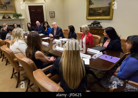 Präsident Donald Trump Gespräche mit Mitgliedern des Healthcare Online Panel eine Damen-, Mittwoch, 22. März 2017, im Roosevelt Room des weißen Hauses. Das Treffen wurde von Seema Verma, Administrator des Centers for Medicare and Medicaid Services gehostet. (Offizielle White House Photo by Benjamin Applebaum) Stockfoto