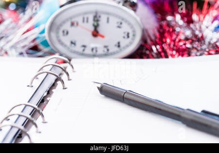 Pen auf Tagebuch das Neue Jahr Stockfoto