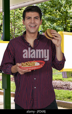 Mann essen Hamburger Stockfoto