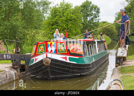 Kennet Valley breitstrahlend Passagier Boot Schiff betreten Sperre entlang Kennet und Avon Kanal in Kintbury, West Berkshire im Juni Stockfoto