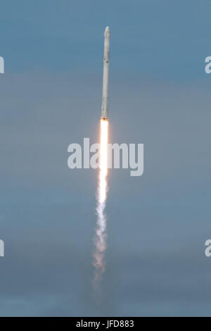 Eine SpaceX Falcon 9-Rakete startet vom Kennedy Space Center mit dem Dragon-Raumschiff, das mit Forschung und Vorräten für die Internationale Raumstation ausgestattet ist, was den 100. Startzeitpunkt der SpaceX markiert. Stockfoto