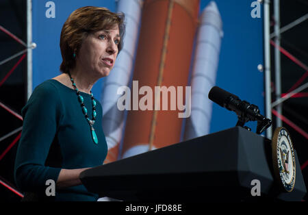 Johnson Space Center Director Ellen Ochoa liefert Bemerkungen während einer Veranstaltung wo eingeführt NASA 12 neue Astronaut Kandidaten, Mittwoch, 7. Juni 2017 im NASA Johnson Space Center in Houston, Texas. Nach Abschluss der zweijährigen Ausbildung, konnte die neue Astronaut Kandidaten Missionen die Forschung auf der internationalen Raumstation ISS zugewiesen werden von amerikanischem Boden auf Raumschiff von Handelsgesellschaften erbaut und am Weltraum-Missionen auf neue Orion-Raumsonde der NASA und Space Launch System Rakete gestartet. ) Stockfoto