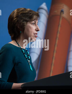 Johnson Space Center Director Ellen Ochoa liefert Bemerkungen während einer Veranstaltung wo eingeführt NASA 12 neue Astronaut Kandidaten, Mittwoch, 7. Juni 2017 im NASA Johnson Space Center in Houston, Texas. Nach Abschluss der zweijährigen Ausbildung, konnte die neue Astronaut Kandidaten Missionen die Forschung auf der internationalen Raumstation ISS zugewiesen werden von amerikanischem Boden auf Raumschiff von Handelsgesellschaften erbaut und am Weltraum-Missionen auf neue Orion-Raumsonde der NASA und Space Launch System Rakete gestartet. ) Stockfoto