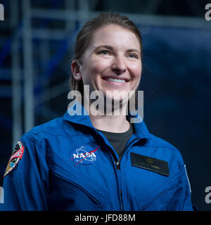 Kayla Barron wird als eine von zwölf NASA-Astronautenkandidaten während einer Zeremonie im Johnson Space Center in Houston, Texas, vorgestellt. Die Gruppe wird zwei Jahre Astronautenausbildung absolvieren, bevor sie für Missionen auf der Internationalen Raumstation oder für die Tiefenraumforschung mit dem Orion-Raumschiff in Frage kommt. Stockfoto