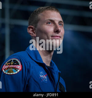 31-Year-Old NASA Astronaut Kandidaten Warren "Woody" Hoburg lächelt, als er als einer der 12 neuen Kandidaten, Mittwoch, 7. Juni 2017 während einer Veranstaltung im NASA Johnson Space Center in Houston, Texas eingeführt wird. Nach Abschluss der zweijährigen Ausbildung, konnte die neue Astronaut Kandidaten Missionen die Forschung auf der internationalen Raumstation ISS zugewiesen werden von amerikanischem Boden auf Raumschiff von Handelsgesellschaften erbaut und am Weltraum-Missionen auf neue Orion-Raumsonde der NASA und Space Launch System Rakete gestartet. ) Stockfoto