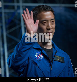 33-j hrige NASA Astronaut Kandidat Jonathan Kim "Wellenlinien" wie er als einer der 12 neuen Kandidaten, Mittwoch, 7. Juni 2017 während einer Veranstaltung im NASA Johnson Space Center in Houston, Texas eingeführt wird. Nach Abschluss der zweijährigen Ausbildung, konnte die neue Astronaut Kandidaten Missionen die Forschung auf der internationalen Raumstation ISS zugewiesen werden von amerikanischem Boden auf Raumschiff von Handelsgesellschaften erbaut und am Weltraum-Missionen auf neue Orion-Raumsonde der NASA und Space Launch System Rakete gestartet. ) Stockfoto