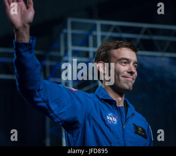 33-j hrige NASA Astronaut Kandidat Robb Kulin "Wellenlinien" wie er als einer der 12 neuen Kandidaten, Mittwoch, 7. Juni 2017 während einer Veranstaltung im NASA Johnson Space Center in Houston, Texas eingeführt wird. Nach Abschluss der zweijährigen Ausbildung, konnte die neue Astronaut Kandidaten Missionen die Forschung auf der internationalen Raumstation ISS zugewiesen werden von amerikanischem Boden auf Raumschiff von Handelsgesellschaften erbaut und am Weltraum-Missionen auf neue Orion-Raumsonde der NASA und Space Launch System Rakete gestartet. ) Stockfoto