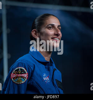 33-j hrige NASA Astronaut Kandidat Jasmin Moghbeli lächelt, als sie als einer der 12 neuen Kandidaten, Mittwoch, 7. Juni 2017 während einer Veranstaltung im NASA Johnson Space Center in Houston, Texas eingeführt wird. Nach Abschluss der zweijährigen Ausbildung, konnte die neue Astronaut Kandidaten Missionen die Forschung auf der internationalen Raumstation ISS zugewiesen werden von amerikanischem Boden auf Raumschiff von Handelsgesellschaften erbaut und am Weltraum-Missionen auf neue Orion-Raumsonde der NASA und Space Launch System Rakete gestartet. ) Stockfoto