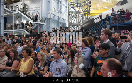 Zuschauer beobachten, wie NASA 12 neue Astronaut Kandidaten, Mittwoch, 7. Juni 2017 im NASA Johnson Space Center in Houston, Texas stellt. Nach Abschluss der zweijährigen Ausbildung, konnte die neue Astronaut Kandidaten Missionen die Forschung auf der internationalen Raumstation ISS zugewiesen werden von amerikanischem Boden auf Raumschiff von Handelsgesellschaften erbaut und am Weltraum-Missionen auf neue Orion-Raumsonde der NASA und Space Launch System Rakete gestartet. ) Stockfoto