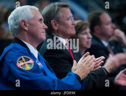 Vice President Mike Pence begrüßt während einer Veranstaltung, wo NASA 12 neue Astronaut Kandidaten, Mittwoch, 7. Juni 2017 im NASA Johnson Space Center in Houston, Texas eingeführt. Nach Abschluss der zweijährigen Ausbildung, konnte die neue Astronaut Kandidaten Missionen die Forschung auf der internationalen Raumstation ISS zugewiesen werden von amerikanischem Boden auf Raumschiff von Handelsgesellschaften erbaut und am Weltraum-Missionen auf neue Orion-Raumsonde der NASA und Space Launch System Rakete gestartet. ) Stockfoto