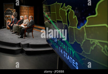Ein Briefing über die Sonnenfinsternis fand im Newseum in Washington, D.C. statt, wo die NASA Details über die Sonnenfinsternis am 21. August 2017 lieferte. Die Veranstaltung markierte die erste von Küste zu Küste verlaufende Sonnenfinsternis in den USA seit 99 Jahren und bot eine einzigartige Gelegenheit zur wissenschaftlichen Beobachtung. Stockfoto