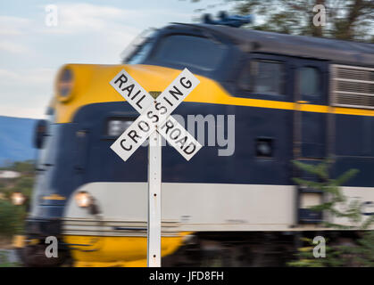 Dieselmotor mit Bahnübergang Zeichen Stockfoto