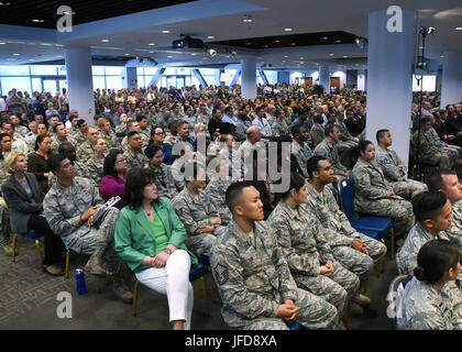 US Air Force Generalleutnant John A. Thompson, Kommandant des Raumes und der Missile Systems Center und Programm Executive Officer für den Raum Los Angeles Air Force Base briefs zivile und militärische Mitglieder beim seinem ersten SMC alle Call am 20. Juni 2017, in El Segundo, Kalifornien (US Air Force Foto von Sarah Corrice.) Stockfoto