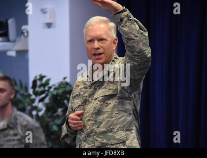 US Air Force Generalleutnant John A. Thompson, Kommandant des Raumes und der Missile Systems Center und Programm Executive Officer für den Raum Los Angeles Air Force Base briefs zivile und militärische Mitglieder beim seinem ersten SMC alle Call am 20. Juni 2017, in El Segundo, Kalifornien (US Air Force Foto von Sarah Corrice.) Stockfoto