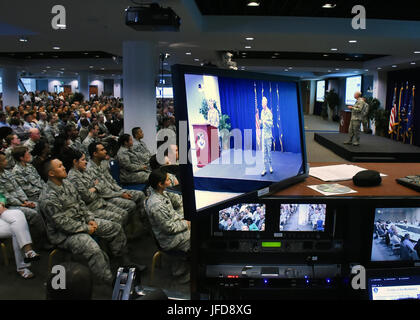 US Air Force Generalleutnant John A. Thompson, Kommandant des Raumes und der Missile Systems Center und Programm Executive Officer für den Raum Los Angeles Air Force Base briefs zivile und militärische Mitglieder beim seinem ersten SMC alle Call am 20. Juni 2017, in El Segundo, Kalifornien (US Air Force Foto von Sarah Corrice.) Stockfoto