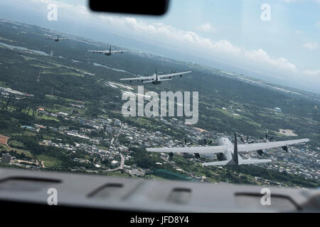 US Air Force MC-130J Commando IIs aus dem 17. Special Operations Squadron Line-up in einer fünf-Flugzeug-Formation 22. Juni 2017 vor der Küste von Okinawa, Japan, während einer Messe Start Trainingsmission. Der MC-130J Commando II ist ein Multi-mission gegen Transport/spezielle Operationen Tanker in der Lage, eine Nutzlast von 42.000 Pfund. (Foto: Senior Airman John Linzmeier US Air Force) Stockfoto