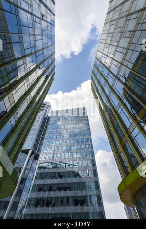 Blick nach oben für Modernes Glas Gebäude Stockfoto