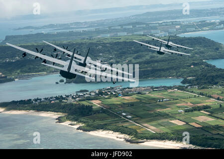 US Air Force MC-130J Commando IIs aus dem 17. Special Operations Squadron Line-up in einer fünf-Flugzeuge-Formation während einer Trainingsmission mass Start 22. Juni 2017 vor der Küste von Okinawa, Japan. Flieger aus dem 17. SOS Verhalten Trainingsbetrieb oft um sicherzustellen, dass sie immer bereit sind, führen eine Vielzahl von hoher Priorität, Niedrigsicht Missionen in der Indo-Asien-Pazifik-Region. (Foto: Senior Airman John Linzmeier US Air Force) Stockfoto