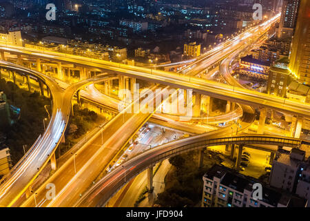 Stadt Autobahn Interchange bei Nacht Stockfoto