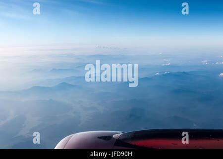 Aircraft Engine über die Bergketten Stockfoto