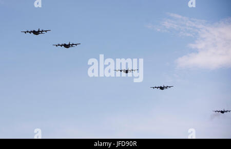 US Air Force MC-130J Commando IIs von der 17. Special Operations Squadron Rückkehr zur Basis in einer fünf-Flugzeuge-Formation während einer Trainingsmission mass Start 22. Juni 2017 auf der Kadena Air Base, Japan. Regelmäßige Flüge und Abwürfe werden durchgeführt, um Kenntnisse und Ausbildung Zertifizierungen für zukünftige Missionen zu erhalten. (Foto: U.S. Air Force Senior Airman Omari Bernard) Stockfoto