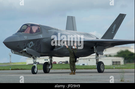 Die F-35B Lightning II-Flugzeuge des Marine Corps betanken in einer gemeinsamen Übung mit Einheiten der Luftwaffe auf dem Luftwaffenstützpunkt Kadena, Okinawa, um die Interoperabilität zu verbessern und Taktiken, Techniken und Verfahren für den Betrieb von Vorwärtsbewaffnungs- und Tankstellen zu verbessern. Stockfoto