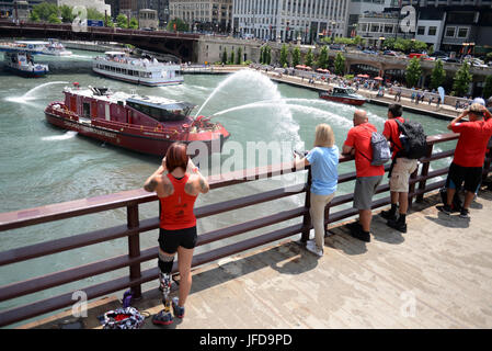 CHICAGO (29. Juni 2017) A Chicago Fire Department Löschboot rendert einen Wasser-Gruß an die Verwundeten Krieger der 2017 Abteilung der Verteidigung Verwundeten Krieger Spiele. Die DoD-Krieger-Spiele sind ein jährliches Ereignis, so dass die Verwundeten, Kranken und verletzten Soldat innen und Veteranen im Paralympischen anmutende Sportarten wie Bogenschießen, Radfahren, Feld, schießen, sitzen Volleyball, Schwimmen, konkurrieren zu verfolgen und Rollstuhl-Basketball. (Foto: DoD Mass Communication Specialist 1. Klasse Patrick Gordon/freigegeben) Stockfoto