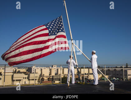 170627-N-LK571-054 SAN DIEGO (27. Juni 2017) Mitglieder der USS Carl Vinson (CVN-70) Farbe Garde fliegen die nationale Flagge auf Halbmast zu Ehren der sieben Seeleute, die an Bord USS Fitzgerald (DDG-62) umgekommen sind bei einer Kollision auf dem Meer. Carl Vinson ist Expeditionary in seinem Heimathafen San Diego nach Abschluss einer Bereitstellung von fünf Monaten in den westlichen Pazifik. (Foto: U.S. Navy Mass Communication Specialist 3. Klasse Matthew Granito/freigegeben) Stockfoto