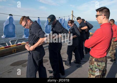 170627-N-SZ865-006 Atlantik (27. Juni 2017) Segler bereiten M9 Pistole Zeitschriften während eines Trainings von scharfer Munition auf dem Flugdeck der amphibischen Angriff Schiff USS Kearsarge (LHD-3). Kearsarge führt Routine an Bord Zertifizierungen im Gange. (Foto: U.S. Navy Mass Communication Specialist 3. Klasse Michael Eduardo Jorge/freigegeben) Stockfoto