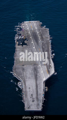 170627-N-TJ319-837-Atlantik (27. Juni 2017) der Flugzeugträger USS Dwight D. Eisenhower (CVN-69)-Transite des Atlantischen Ozeans. Dwight D. Eisenhower führt eine bilaterale Gruppe Segel mit Kanada 150-Jahr-Feier im Gange. (Foto: U.S. Navy Masse Kommunikation Spezialist Seemann Jessica L. Dowell/freigegeben) Stockfoto