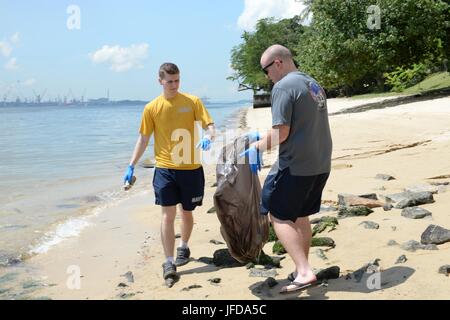 Segler aus Singapur Bereich Koordinator (SAC) nahm an der Küste von Singapurs Sembawang Park, 28. Juni 2017, für eine EU-weite Strand Bereinigung Bemühung. Die Bereinigung Bemühung, koordiniert von First Class Petty Officer Association (FCPOA), versammelten sich fast ein Dutzend Segler, die mehr als 10 große Säcke Müll einzuschließende gesammelt; Kunststoff- und Glasflaschen, Holz Bauschutt, Styropor Stücke und anderen Müll entlang der Park Küste. (Foto: Marc Ayalin offizielle US Navy) Stockfoto