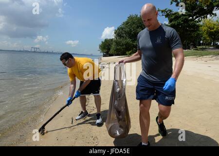 Segler aus Singapur Bereich Koordinator (SAC) nahm an der Küste von Singapurs Sembawang Park, 28. Juni 2017, für eine EU-weite Strand Bereinigung Bemühung. Die Bereinigung Bemühung, koordiniert von First Class Petty Officer Association (FCPOA), versammelten sich fast ein Dutzend Segler, die mehr als 10 große Säcke Müll einzuschließende gesammelt; Kunststoff- und Glasflaschen, Holz Bauschutt, Styropor Stücke und anderen Müll entlang der Park Küste. (Foto: Marc Ayalin offizielle US Navy) Stockfoto