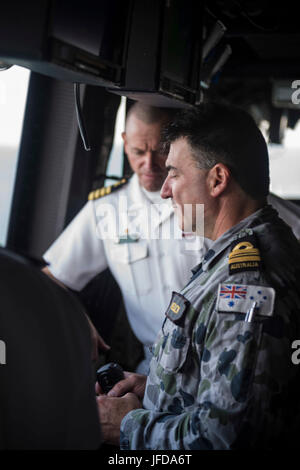 170628-N-XX123-009 CAIRNS, Australien (28. Juni 2017) CMdR Peter Mellick, von der Royal Australian Navy und Kapitän Nate Moyer, Kommandierender Offizier der amphibious Transport dock USS Green Bay (LPD-20), Schiff-Manöver während ein Meer und Anker Detail zu diskutieren. Green Bay, Bestandteil der Bonhomme Richard Expeditionary Strike Group betreibt in der Indo-Asien-Pazifik-Region, Partnerschaften zu verbessern und eine sofort-Reaktion Kraft für jede Art von Kontingenz. (US Navy Foto von Lt. j.g. Zachary Fuller/freigegeben) Stockfoto