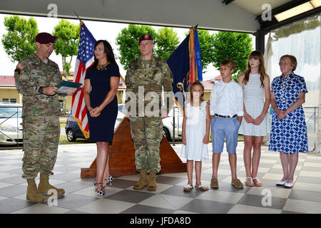 Mrs Kelly McGinnis Arnold (Mitte), Ehefrau von Oberstleutnant Michael P. Wagner (rechts), scheidenden Kommandeur 1. Bataillon 503. Infanterieregiment, 173rd Airborne Brigade von Oberst Gregory K. Anderson (links), Kommandeur der 173rd Airborne Brigade, Kommandanten Award für den öffentlichen Dienst, während der Änderung der Befehl Zeremonie am Caserma C. Ederle in Vicenza, Italien 29. Juni 2017 erhält. Der 173rd Airborne Brigade, mit Sitz in Vicenza, Italien, ist die Armee Kontingenz Response Force in Europa und ist in der Lage projizieren zusammengetan, um die volle Palette von militärischen Operationen über die United Stat durchzuführen Stockfoto