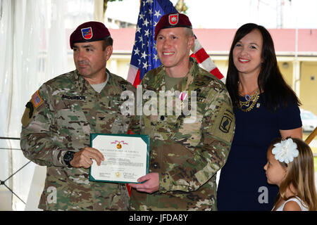 U. S. Army Fallschirmjäger Oberst Gregory K. Anderson (links), Kommandeur der 173rd Airborne Brigade gibt eine Auszeichnung Meritorious Service Medal, Oberstleutnant Michael P. Wagner (rechts), scheidenden Kommandeur 1. Bataillon 503. Infanterieregiment, 173rd Airborne Brigade während der Änderung der Befehl Zeremonie am Caserma C. Ederle in Vicenza, Italien 29. Juni 2017. Der 173rd Airborne Brigade, mit Sitz in Vicenza, Italien, ist die Armee Kontingenz Response Force in Europa und ist in der Lage projizieren zusammengetan, um die volle Palette von militärischen Operationen über die europäischen USA, Mittel- und Afrika Comm durchzuführen Stockfoto