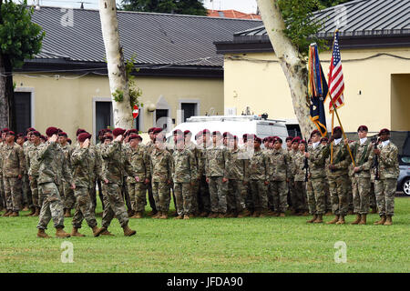 U. S. Army Fallschirmjäger Oberst Gregory K. Anderson (links), Kommandeur der 173rd Airborne Brigade gibt eine Auszeichnung Meritorious Service Medal, Oberstleutnant Michael P. Wagner (rechts), scheidenden Kommandeur 1. Bataillon 503. Infanterieregiment, 173rd Airborne Brigade während der Änderung der Befehl Zeremonie am Caserma C. Ederle in Vicenza, Italien 29. Juni 2017. Der 173rd Airborne Brigade, mit Sitz in Vicenza, Italien, ist die Armee Kontingenz Response Force in Europa und ist in der Lage projizieren zusammengetan, um die volle Palette von militärischen Operationen über die europäischen USA, Mittel- und Afrika Comm durchzuführen Stockfoto