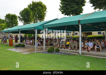 U. S. Army Fallschirmjäger Oberst Gregory K. Anderson, Kommandant der 173rd Airborne Brigade spricht während der Änderung der Befehl Zeremonie für 1. 503. Infanterie am Caserma C. Ederle in Vicenza, Italien, 29. Juni 2017. Der 173rd Airborne Brigade, mit Sitz in Vicenza, Italien, ist die Armee Kontingenz Response Force in Europa und ist in der Lage projizieren Kräfte in der Europäischen USA, Mittel- und Afrika Befehle Zuständigkeitsbereiche die volle Palette von militärischen Operationen durchzuführen. (US-Armee Foto von visuellen Informationen Spezialist Paolo Bovo/freigegeben) Stockfoto