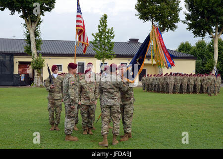 Oberstleutnant Michael P. Wagner (rechts), scheidenden Kommandeur 1. Bataillon 503. Infanterie-Regiment, 173rd Airborne Brigade übergibt die Fahne an Oberst Gregory K. Anderson (Mitte), Kommandant der 173rd Airborne Brigade während der Änderung der Befehl Zeremonie am Caserma C. Ederle in Vicenza, Italien, 29. Juni 2017. Der 173rd Airborne Brigade, mit Sitz in Vicenza, Italien, ist die Armee Kontingenz Response Force in Europa und ist in der Lage projizieren Kräfte in der Europäischen USA, Mittel- und Afrika Befehle Zuständigkeitsbereiche die volle Palette von militärischen Operationen durchzuführen. (US Armee-Foto Stockfoto