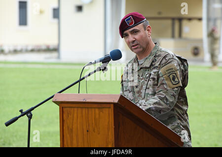 U. S. Army Fallschirmjäger Oberst Gregory K. Anderson, Kommandant der 173rd Airborne Brigade spricht während der Änderung der Befehl Zeremonie für 1. 503. Infanterie am Caserma C. Ederle in Vicenza, Italien, 29. Juni 2017. Der 173rd Airborne Brigade, mit Sitz in Vicenza, Italien, ist die Armee Kontingenz Response Force in Europa und ist in der Lage projizieren Kräfte in der Europäischen USA, Mittel- und Afrika Befehle Zuständigkeitsbereiche die volle Palette von militärischen Operationen durchzuführen. (US-Armee Foto von visuellen Informationen Spezialist Paolo Bovo/freigegeben) Stockfoto