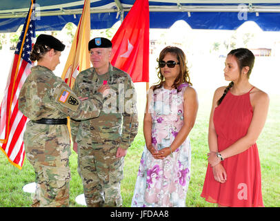 Command Sergeant Major Gregory Binford, ausgehende eingetragenen Führungskraft für die 8. Theater Sustainment Command erhält den Legion Of Merit Award von Generalmajor Susan A. Davidson, der kommandierende general für die 8. TSC vor der Einheit Verantwortung Zeremonie 29.Juni bei Hamilton Field auf Schofield Barracks. Während der Zeremonie übergeben Binford offiziell die Zügel der Verantwortung, Command Sergeant Major Jacinto "Jay" Garza. (Foto: U.S. Army Staff Sgt Michael Behlin) Stockfoto