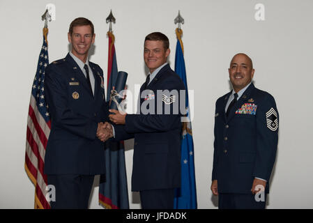 Der Staff Sergeant der 554th RED HORSE Squadron der U.S. Air Force wurde für den Abschluss eines Community College of the Air Force Degree auf der Andersen Air Force Base, Guam, anerkannt. Die Zeremonie hebt die berufliche Entwicklung und die akademische Leistung des Personals der Luftwaffe hervor. Stockfoto