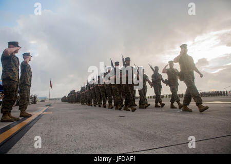 US-Marines mit 1. Marine Aircraft Wing (MAW) begrüssen den entgegenkommenden und kommandierenden Generäle gehen bei einem Wechsel der Befehl Zeremonie auf der Marine Corps Air Station Futenma, Okinawa, Japan, 29. Juni 2017 aus. Die Zeremonie fand zum Generalmajor Russell A. C. Sanborn auf Befehl als kommandierenden General verzichten 1. MAW, Major General Thomas D. Weidley. (Foto: U.S. Marine Corps MCIPAC Bekämpfung der Kamera Lance Cpl. Jesula Jeanlouis) Stockfoto