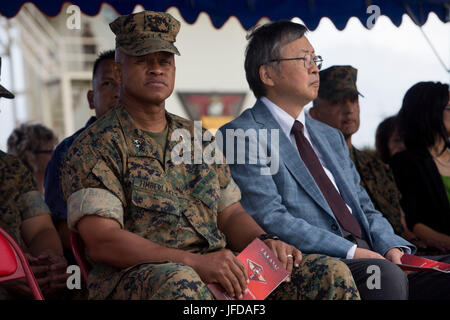 US Marine Corps Generalmajor Craig Q. Timberlake, Kommandierender general, 3D Marineabteilung, nimmt eine Änderung der Befehl Zeremonie auf der Marine Corps Air Station Futenma, Okinawa, Japan, 29. Juni 2017. Die Zeremonie fand zum Generalmajor Russell A. C. Sanborn auf Befehl als kommandierenden General verzichten 1st Marine Aircraft Wing, Major General Thomas D. Weidley. (Foto: U.S. Marine Corps MCIPAC Bekämpfung der Kamera Lance Cpl. Jesula Jeanlouis) Stockfoto