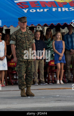 US Marine Corps Generalleutnant Lawrence D. Nicholson, Kommandierender general, III. Marine Expeditionary Force Kommandierender general, steht stramm bei einem Befehl Zeremonie auf der Marine Corps Air Station Futenma, Okinawa, Japan, 29. Juni 2017. Die Zeremonie fand zum Generalmajor Russell A. C. Sanborn auf Befehl als kommandierenden General verzichten 1st Marine Aircraft Wing, Major General Thomas D. Weidley. (Foto: U.S. Marine Corps MCIPAC Bekämpfung der Kamera Lance Cpl. Jesula Jeanlouis) Stockfoto