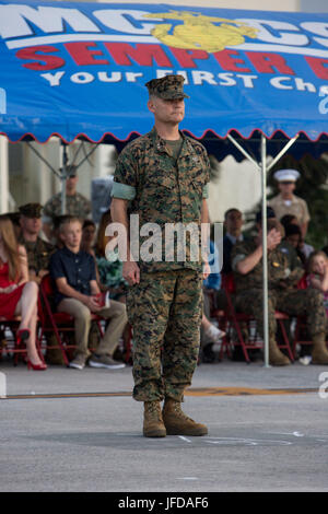 US Marine Corps Generalmajor Russell A. C. Sanborn, Weg gehen, Kommandierender general, 1st Marine Aircraft Wing (MAW) steht stramm bei einem Befehl Zeremonie auf der Marine Corps Air Station Futenma, Okinawa, Japan, 29. Juni 2017. Die Zeremonie fand zum Generalmajor Russell A. C. Sanborn auf Befehl als kommandierenden General verzichten 1. MAW, Major General Thomas D. Weidley. (Foto: U.S. Marine Corps MCIPAC Bekämpfung der Kamera Lance Cpl. Jesula Jeanlouis) Stockfoto