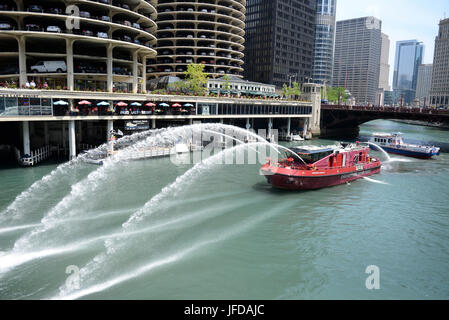 CHICAGO (29. Juni 2017) A Chicago Fire Department Löschboot rendert einen Wasser-Gruß an die Verwundeten Krieger der 2017 Abteilung der Verteidigung Verwundeten Krieger Spiele. Die DoD-Krieger-Spiele sind ein jährliches Ereignis, so dass die Verwundeten, Kranken und verletzten Soldat innen und Veteranen im Paralympischen anmutende Sportarten wie Bogenschießen, Radfahren, Feld, schießen, sitzen Volleyball, Schwimmen, konkurrieren zu verfolgen und Rollstuhl-Basketball. (Foto: DoD Mass Communication Specialist 1. Klasse Patrick Gordon/freigegeben) Stockfoto