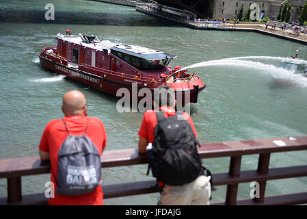 CHICAGO (29. Juni 2017) A Chicago Fire Department Löschboot rendert einen Wasser-Gruß an die Verwundeten Krieger der 2017 Abteilung der Verteidigung Verwundeten Krieger Spiele. Die DoD-Krieger-Spiele sind ein jährliches Ereignis, so dass die Verwundeten, Kranken und verletzten Soldat innen und Veteranen im Paralympischen anmutende Sportarten wie Bogenschießen, Radfahren, Feld, schießen, sitzen Volleyball, Schwimmen, konkurrieren zu verfolgen und Rollstuhl-Basketball. (Foto: DoD Mass Communication Specialist 1. Klasse Patrick Gordon/freigegeben) Stockfoto