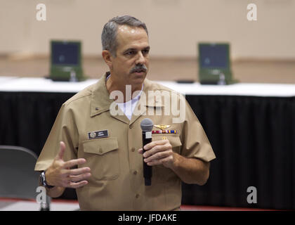 170629-N-VE701-021-CHICAGO (29. Juni 2017) - U.S. Navy Rear Admiral Matthew P. O'Keefe, stellvertretender Kommandeur Marine Installationen Befehl, befasst sich mit verwundeten Krieger während der Sportler willkommen Veranstaltung Juni 29 am McCormick Place Convention Center Lakeside Center, Chicago, Illinois. Die DoD-Krieger-Spiele sind ein jährliches Ereignis, so dass die Verwundeten, Kranken und verletzten Soldat innen und Veteranen im Paralympischen anmutende Sportarten wie Bogenschießen, Radfahren, Feld, schießen, sitzen Volleyball, Schwimmen, konkurrieren zu verfolgen und Rollstuhl-Basketball. (Foto: U.S. Navy Mass Communication Specialist 2. Klasse David R. Finle Stockfoto